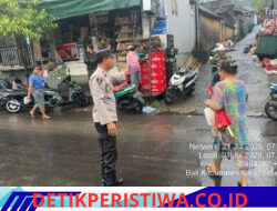 Pastikan Kelancaran Arus Lalulintas, Personil Polsek Sidemen Lakukan Gatur Lalin di Pasar Desa Adat Tebola