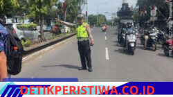Utamakan Keselamatan Kalangan Pelajar, Anggota Lantas Polres Karangasem Bantu Sebrangkan Siswa Siswi SMP N 2 Amlapura