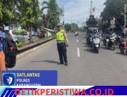 Utamakan Keselamatan Kalangan Pelajar, Anggota Lantas Polres Karangasem Bantu Sebrangkan Siswa Siswi SMP N 2 Amlapura