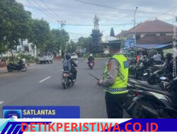 Rutinitas Pos Sore, Satlantas Polres Karangasem Lakukan Gatur Lalin di Pasar Senggol Jalan Gajah Mada Amlapura
