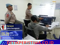 Propam Awasi Langsung Personil Lantas Laksanakan saat Memberikan Teori Avis Komputerisasi, kepada Pemohon SIM Baru