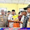 Bupati Bireuen dan Kapolda Aceh serahkan 1.000 paket sembako kepada korban Banjir di Peusangan