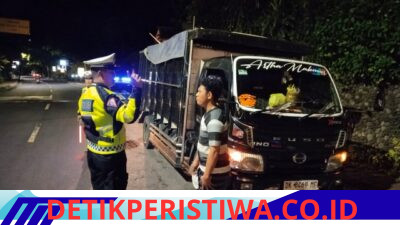 Cegah Lakalantas, Satlantas Polres Karangasem Berikan Himbauan kepada Sopir Tidak Parkir di Bahu Jalan