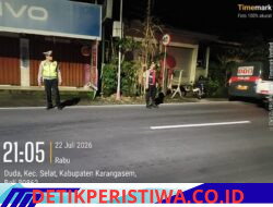 Melalui Giat Blue Light Patrol, Personil Polsek Selat Sambangi Permukiman dan Pertokoan Ajak Warga Turut Menjaga Kamtibmas