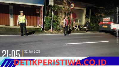 Melalui Giat Blue Light Patrol, Personil Polsek Selat Sambangi Permukiman dan Pertokoan Ajak Warga Turut Menjaga Kamtibmas