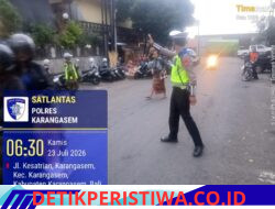 Utamakan Keselamatan Pejalan Kaki, Anggota Polres Karangasem Bantu Tugas Sebrangkan Warga Pejalan Kaki di Depan Pasar Kesatriaan Amlapura
