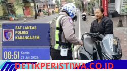 Tekan Angka Pelanggaran Lalulintas, Satlantas Polres Karangasem Berikan Tilang Manual kepada Pengendara Roda 2 yang Tidak Menggunakan Helm Saat Berkendara