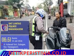 Tekan Angka Pelanggaran Lalulintas, Satlantas Polres Karangasem Berikan Tilang Manual kepada Pengendara Roda 2 yang Tidak Menggunakan Helm Saat Berkendara