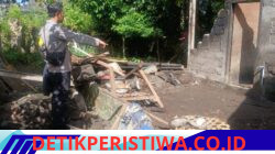 Bhabinkamtibmas Desa Tangkup Sambangi Korban Dapur Roboh Akibat Hujan Deras