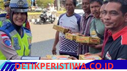 Jumat berkah, Satlantas Polres Bireun Bagi-bagi nasi kotak 