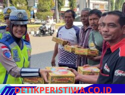 Jumat berkah, Satlantas Polres Bireun Bagi-bagi nasi kotak 