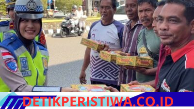 Jumat berkah, Satlantas Polres Bireun Bagi-bagi nasi kotak 