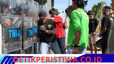 Aksi Unjuk Rasa Berujung Memanas, Prajurit Lanal Dumai Tunjukkan Profesionalisme Dalam Mengendalikan Aksi Massa