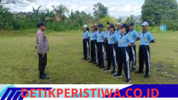 Jelang Peringatan Hari Ulang Tahun ke-81, Personel Polsek Sidemen Berikan Pelatihan Pasukan Pengibar Bendera Tingkat Kecamatan
