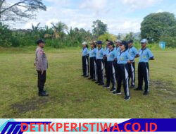 Jelang Peringatan Hari Ulang Tahun ke-81, Personel Polsek Sidemen Berikan Pelatihan Pasukan Pengibar Bendera Tingkat Kecamatan
