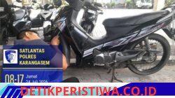 Petugas Sat Lantas Karangasem Gosok Nomer Mesin sebelum Proses Samsat 