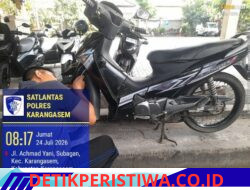 Petugas Sat Lantas Karangasem Gosok Nomer Mesin sebelum Proses Samsat 