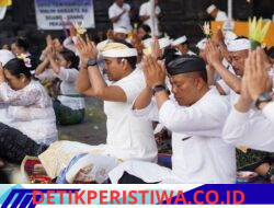 Mohon Keselamatan, Kapolres Karangasem Sembahyang Bersama Saat Piodalan di Pura Silayukti
