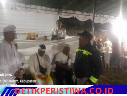 Perkuat Sinergi Bhabinkamtibmas dan Pecalang, Amankan Pentas Seni Rahina Buda Kliwon Pahang di Pura Batumadeg