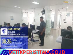 Pastikan Mengenal Rambu Rambu,  Personil Lantas Berikan Uji Teori Avis Komputerisasi kepada Pemohon SIM Baru