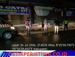 Utamakan Keselamatan Pejalan Kaki, Anggota Polres Karangasem Bantu Sebrangkan Warga Pejalan Kaki di Depan Pasar Kesatriaan Amlapura