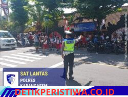 Cegah Laka-lantas Anggota Lantas Polres Karangasem, Bantu Sebebrangkan Siswa Siswi SD Negeri 4 Subagan