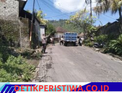 Atensi Truk Mogok, Personel Polsek Sidemen Lakukan Pengaturan Lalu Lintas di Tanjakan Talibeng