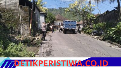 Atensi Truk Mogok, Personel Polsek Sidemen Lakukan Pengaturan Lalu Lintas di Tanjakan Talibeng