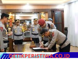 Pimpin Penyerahan Jabatan Kepala Biro Logistik (Karolog) Polda Bali, Kapolda Bali Tekankan Sesuaikan Diri dengan Tugas dan Tanggung Jawab yang Diemban