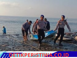 Polri Pengayom Masyarakat, Personel Sat Polairud Polres Karangasem Turun Bantu Nelayan Mendorong Jukung