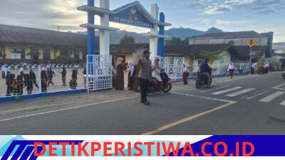 Polsek Celala Hadir di Pagi Hari, Bantu Pelajar Menyeberang dan Jaga Keselamatan Pengguna Jalan