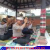 Personil Polsek Rendang Melaksanakan Persembahyangan Hari Raya Purnama Sasih Karo di Pura Padmasana
