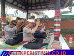 Personil Polsek Rendang Melaksanakan Persembahyangan Hari Raya Purnama Sasih Karo di Pura Padmasana