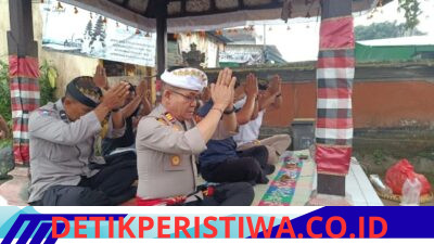 Personil Polsek Rendang Melaksanakan Persembahyangan Hari Raya Purnama Sasih Karo di Pura Padmasana