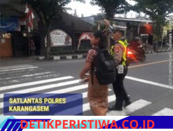 Utamakan Keselamatan Kalangan Pelajar, Anggota Lantas Polres Karangasem Bantu Sebrangkan Siswa Siswi SD Negeri 1 Subagan