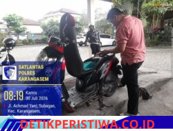 Sebelum Proses Penerbitan STNK,  Petugas Sat Lantas Karangasem Gosok Nomer Mesin 