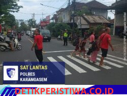 Cegah Laka-lantas, Anggota Lantas Polres Karangasem Bantu Sebrangkan Siswa Siswi SD Negeri 4 Subagan