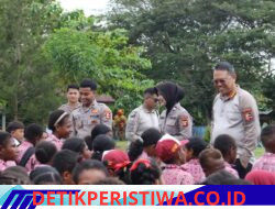 Satgas Ops Damai Cartenz Salurkan Bantuan Seragam Sekolah dan Berikan Edukasi Bahaya Narkoba dan Bijak Bermedia Sosial kepada Pelajar di Sarmi