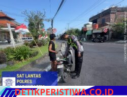 Tekan Angka Pelanggaran Lalulintas, Unit Turjawali Berikan Tilang Manual kepada  Pengendara Tanpa Helm