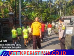 Bhabinkamtibmas Imbau Pengawasan Ketat, Saat Latihan Gerak Jalan Siswa SDN 1 Macang