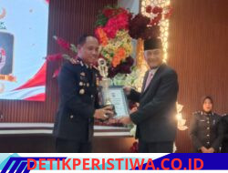 Wabup Bireuen Serahkan Penghargaan Juara I Kebersihan Mako kepada Polsek Peusangan