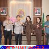 Perkuat Kolaborasi Antar Lembaga, Kapolres Lombok Timur dan Kejari Selong Sepakat Tingkatkan Koordinasi Penegakan Hukum  Lombok Timur – Semangat membangun kerja sama yang semakin erat antar aparat penegak hukum terus diperkuat di Kabupaten Lombok Timur. Hal itu terlihat dari pertemuan antara jajaran Polres Lombok Timur dan Kejaksaan Negeri Selong yang berlangsung di Kantor Kejaksaan Negeri Selong, Kamis (16/7/2026).  Kapolres Lombok Timur, AKBP Ariakta Gagah Nugraha, S.I.K., M.H., hadir bersama sejumlah pejabat utama Polres, di antaranya Kasat Reskrim, Kasat Lantas, dan Kasat Narkoba. Kehadiran rombongan disambut langsung oleh Kepala Kejaksaan Negeri Selong, I Gusti Ayu Agung Fitria Chandrawati, S.H., M.H., didampingi Kepala Seksi Tindak Pidana Umum.  Pertemuan tersebut tidak hanya menjadi ajang silaturahmi, tetapi juga menjadi ruang diskusi untuk memperkuat koordinasi dalam pelaksanaan tugas masing-masing institusi. Berbagai isu terkait penegakan hukum, komunikasi antar lembaga, hingga upaya meningkatkan pelayanan kepada masyarakat menjadi bagian dari pembahasan kedua belah pihak.  AKBP Ariakta Gagah Nugraha mengatakan bahwa sinergi yang kuat antara kepolisian dan kejaksaan merupakan elemen penting dalam menciptakan proses penegakan hukum yang berjalan efektif. Menurutnya, setiap tahapan penanganan perkara membutuhkan komunikasi yang baik agar seluruh proses dapat terlaksana secara profesional dan sesuai dengan ketentuan hukum.  Ia juga menegaskan bahwa hubungan yang harmonis antara Polres Lombok Timur dan Kejaksaan Negeri Selong harus terus dipelihara. Dengan koordinasi yang semakin intensif, kedua institusi diharapkan mampu menghadapi berbagai tantangan dalam pelaksanaan tugas sekaligus menjaga kepercayaan masyarakat terhadap aparat