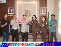 Perkuat Kolaborasi Antar Lembaga, Kapolres Lombok Timur dan Kejari Selong Sepakat Tingkatkan Koordinasi Penegakan Hukum  Lombok Timur – Semangat membangun kerja sama yang semakin erat antar aparat penegak hukum terus diperkuat di Kabupaten Lombok Timur. Hal itu terlihat dari pertemuan antara jajaran Polres Lombok Timur dan Kejaksaan Negeri Selong yang berlangsung di Kantor Kejaksaan Negeri Selong, Kamis (16/7/2026).  Kapolres Lombok Timur, AKBP Ariakta Gagah Nugraha, S.I.K., M.H., hadir bersama sejumlah pejabat utama Polres, di antaranya Kasat Reskrim, Kasat Lantas, dan Kasat Narkoba. Kehadiran rombongan disambut langsung oleh Kepala Kejaksaan Negeri Selong, I Gusti Ayu Agung Fitria Chandrawati, S.H., M.H., didampingi Kepala Seksi Tindak Pidana Umum.  Pertemuan tersebut tidak hanya menjadi ajang silaturahmi, tetapi juga menjadi ruang diskusi untuk memperkuat koordinasi dalam pelaksanaan tugas masing-masing institusi. Berbagai isu terkait penegakan hukum, komunikasi antar lembaga, hingga upaya meningkatkan pelayanan kepada masyarakat menjadi bagian dari pembahasan kedua belah pihak.  AKBP Ariakta Gagah Nugraha mengatakan bahwa sinergi yang kuat antara kepolisian dan kejaksaan merupakan elemen penting dalam menciptakan proses penegakan hukum yang berjalan efektif. Menurutnya, setiap tahapan penanganan perkara membutuhkan komunikasi yang baik agar seluruh proses dapat terlaksana secara profesional dan sesuai dengan ketentuan hukum.  Ia juga menegaskan bahwa hubungan yang harmonis antara Polres Lombok Timur dan Kejaksaan Negeri Selong harus terus dipelihara. Dengan koordinasi yang semakin intensif, kedua institusi diharapkan mampu menghadapi berbagai tantangan dalam pelaksanaan tugas sekaligus menjaga kepercayaan masyarakat terhadap aparat
