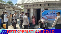 Rayakan Kemerdekaan, Polres Lombok Timur Antar Ribuan Liter Air untuk Warga Sekaroh