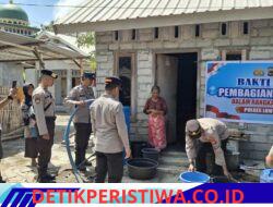 Rayakan Kemerdekaan, Polres Lombok Timur Antar Ribuan Liter Air untuk Warga Sekaroh