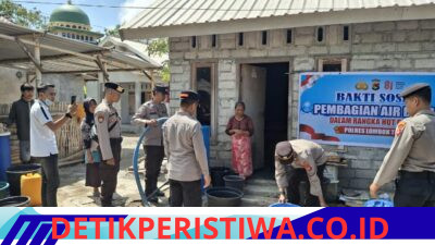 Rayakan Kemerdekaan, Polres Lombok Timur Antar Ribuan Liter Air untuk Warga Sekaroh
