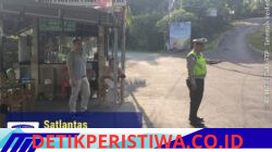Personel Satlantas Polres Karangasem Melaksanakan Kegiatan Pengamanan dan Pengaturan Arus Lalu Lintas, di Kawasan Obyek Wisata Pantai Virgin