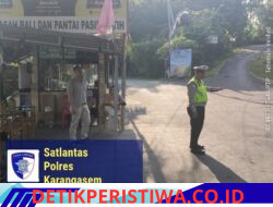 Personel Satlantas Polres Karangasem Melaksanakan Kegiatan Pengamanan dan Pengaturan Arus Lalu Lintas, di Kawasan Obyek Wisata Pantai Virgin