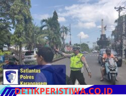 Utamakan Keselamatan Kalangan  Pelajar, Anggota Lantas Polres Karangasem Bantu Sebrangkan Siswa Siswi SMPN2 Amlapura