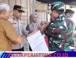 Menjemput Semangat Kemerdekaan, Kapolsek Idi Tunong Bagikan Bendera Merah Putih kepada Warga